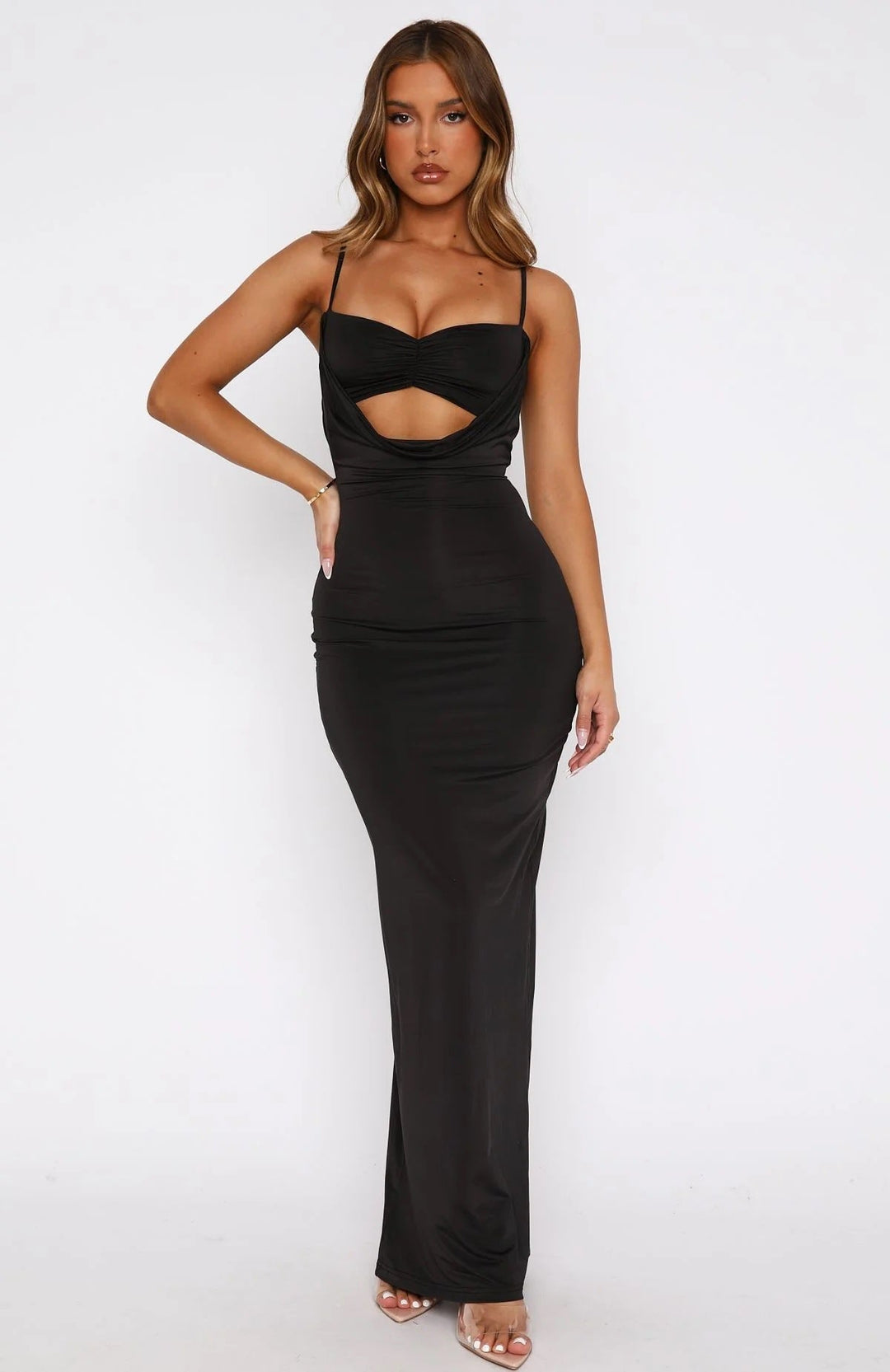 Elegant slim fit maxikjole for dame med trendy cut-out, ideell som festkjole og kveldsantrekk.