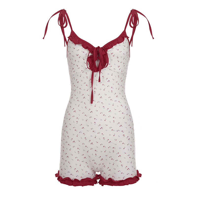 Leken og elegant hvit damejumpsuit med blomstermønster og feminine volanger, perfekt for kvinner.