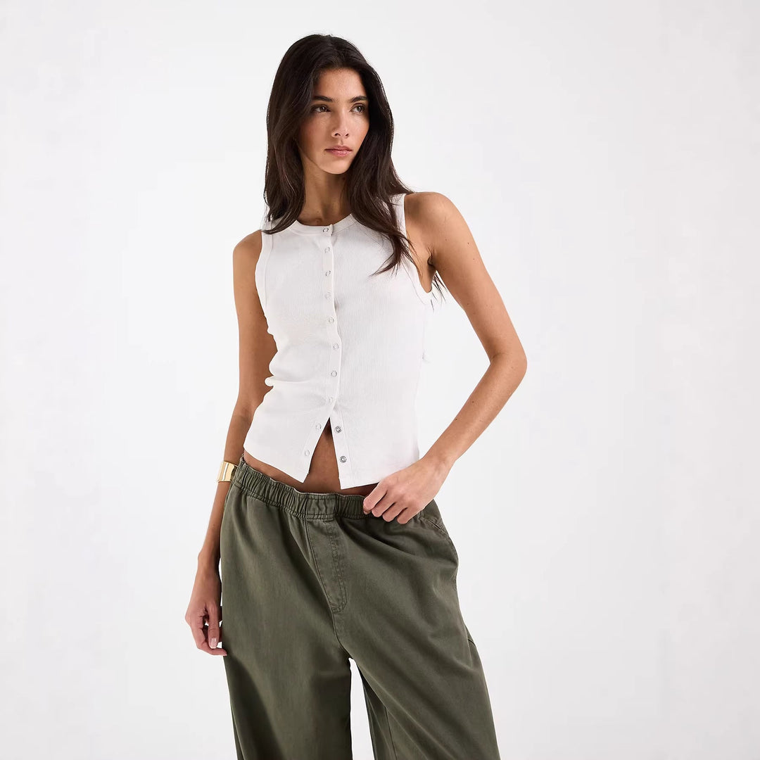 Ermeløs ribbestrikket topp for dame med knappeliste, perfekt for sommeren. Stilren og komfortabel basic.