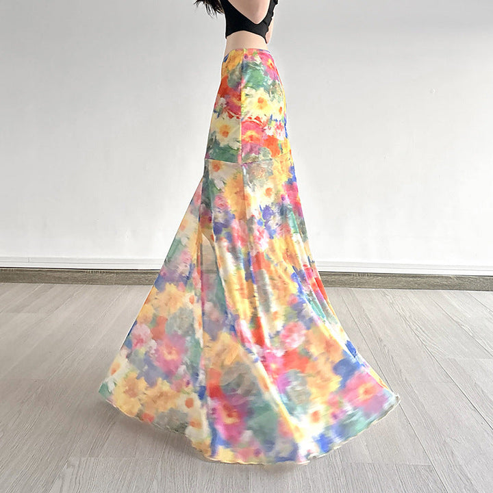 Trendy dame maxi-skjørt i lett stoff med blomstertrykk, flott for både fest og hverdagsbruk.