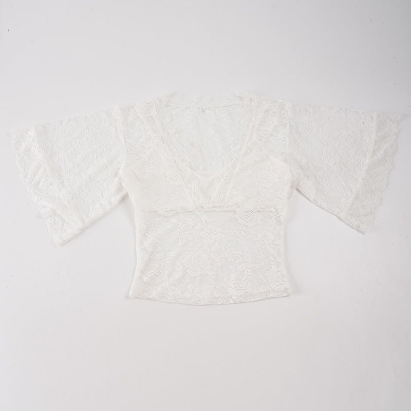 Lett og luftig topp for kvinner med feminine vide ermer. Romantisk damebluse, perfekt for en elegant og stilig look.