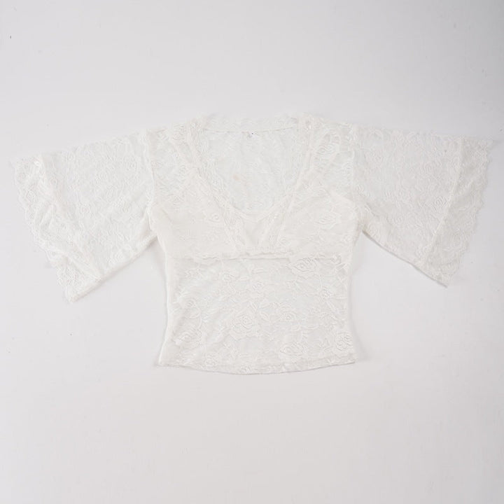 Lett og luftig topp for kvinner med feminine vide ermer. Romantisk damebluse, perfekt for en elegant og stilig look.