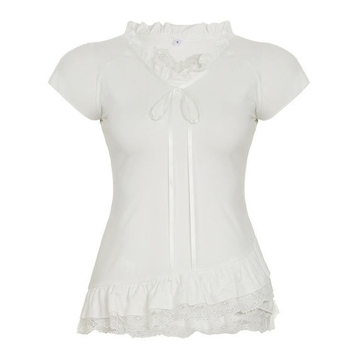 Allsidig hvit festtopp for dame med volanger og snøring, perfekt for både elegante anledninger og hverdagsbruk.