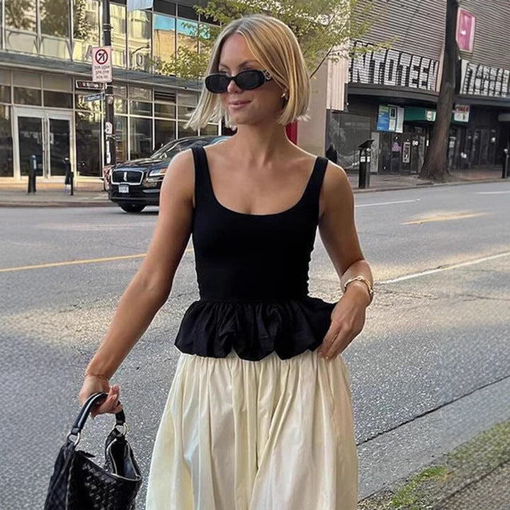 Dame ermeløs topp med voluminøs volangkant; elegant, feminin sommertopp.