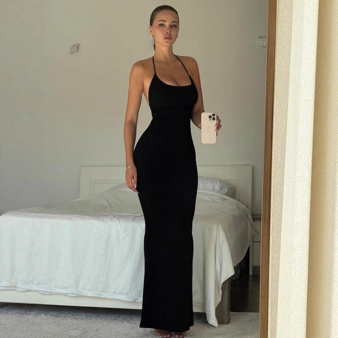 Elegant stripete halterneck maxikjole for kvinner. Lang sommerkjole for fest og hverdag.