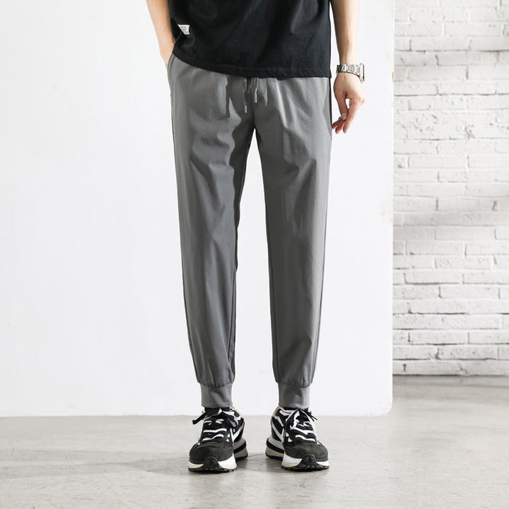 Komfortabel herre tapered joggebukse med glidelåslommer. Perfekt for sport, fritid og hverdagsbruk.