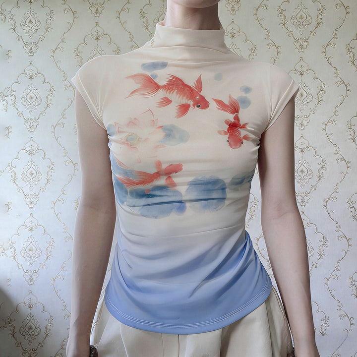 Vår/sommer t-skjorte for dame med elegant gullfisk-design, figurtilpasset for komfortabel stil.