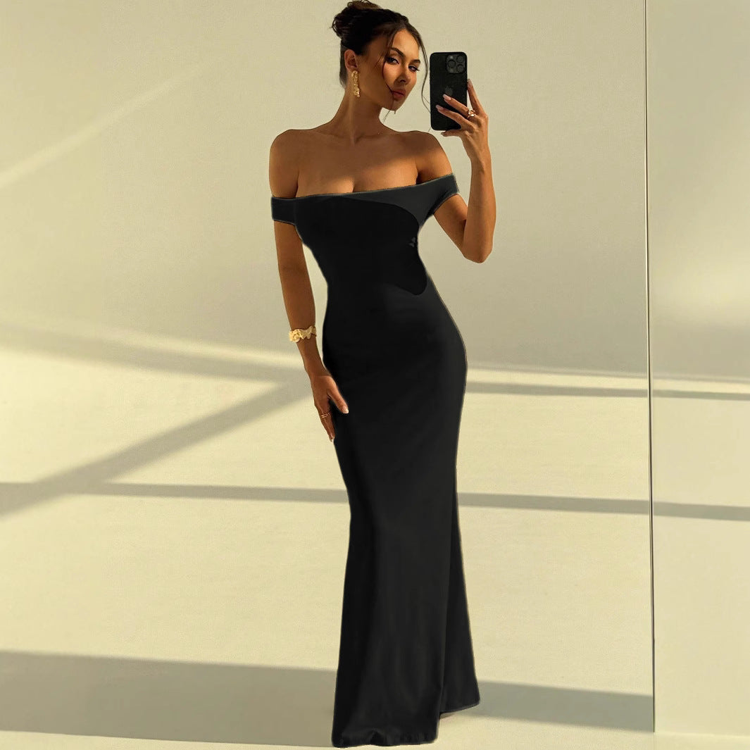 Kvinne i elegant off-shoulder selskapskjole, lang og figurnær, ideell for kveldsantrekk.