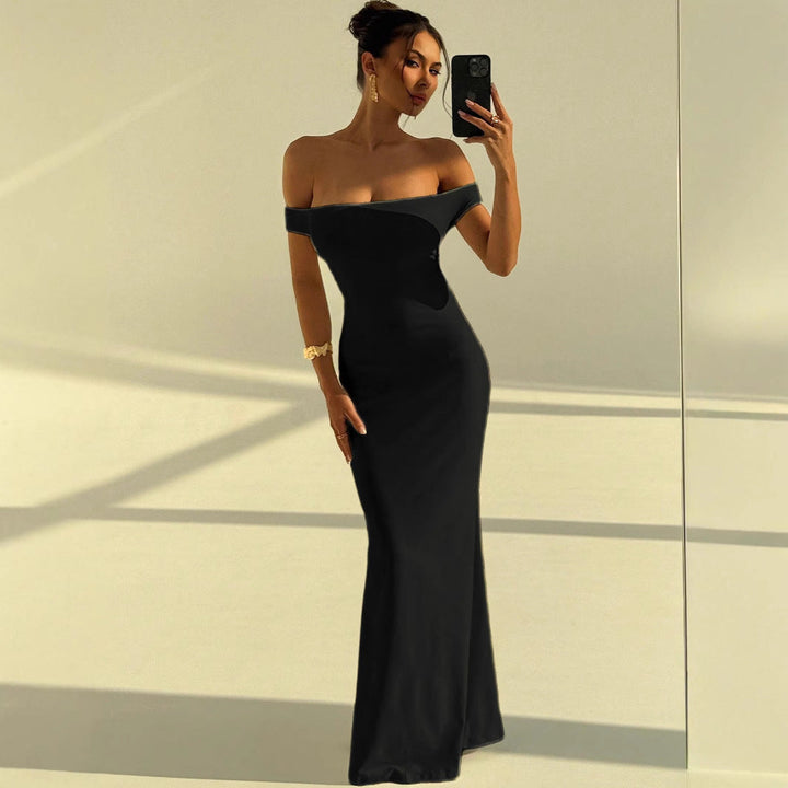 Kvinne i elegant off-shoulder selskapskjole, lang og figurnær, ideell for kveldsantrekk.