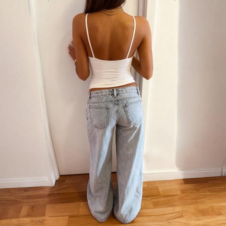 Komfortable vide damejeans i himmelblå, med høyt liv. Ideelle som fashionjeans til vår og sommerbruk.