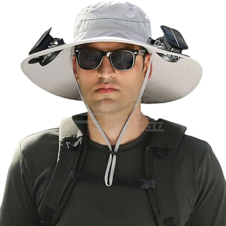 Ryggbilde av en person som bærer en unisex solhatt med vifte, viser den brede skyggen og solbeskyttelsen.