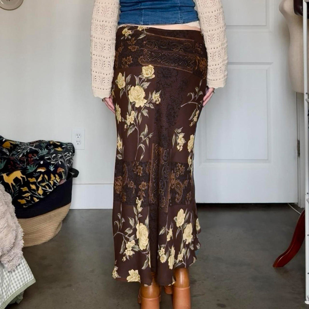 Trendy langt dameskjørt med fargerikt blomsterprint, gjennomsiktig overlag for en elegant sommerlook.