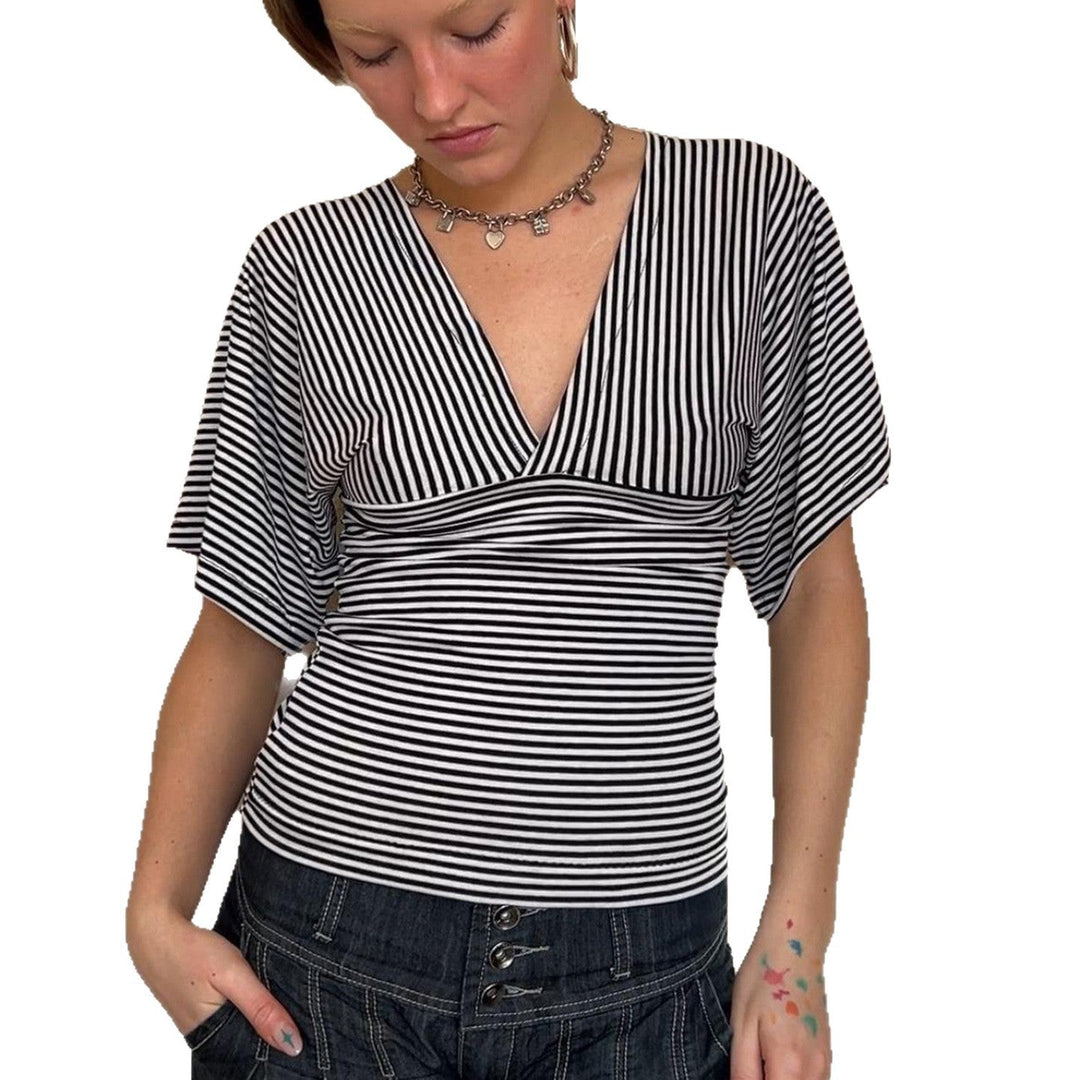 Asymmetrisk dame overdel med korte ermer, løs passform og elegant stil. En allsidig topp for sommerbruk.
