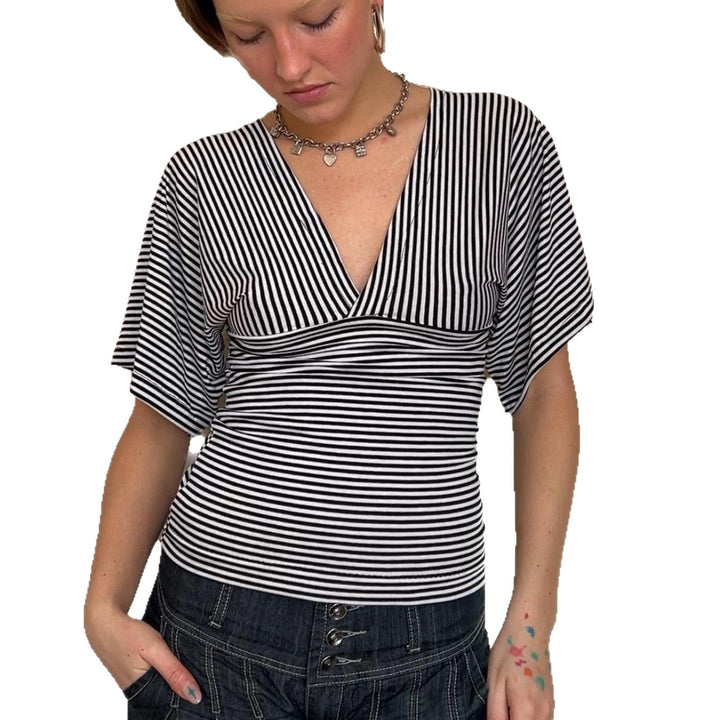 Asymmetrisk dame overdel med korte ermer, løs passform og elegant stil. En allsidig topp for sommerbruk.