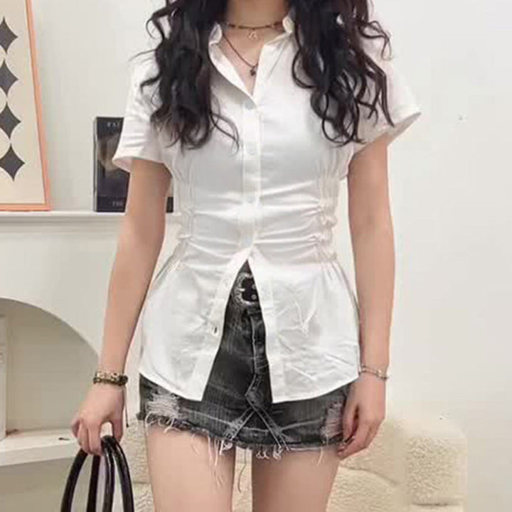 Elegant kortermet damebluse med rynker og knapper. En figurnær festtopp eller stilig hverdagsbluse.