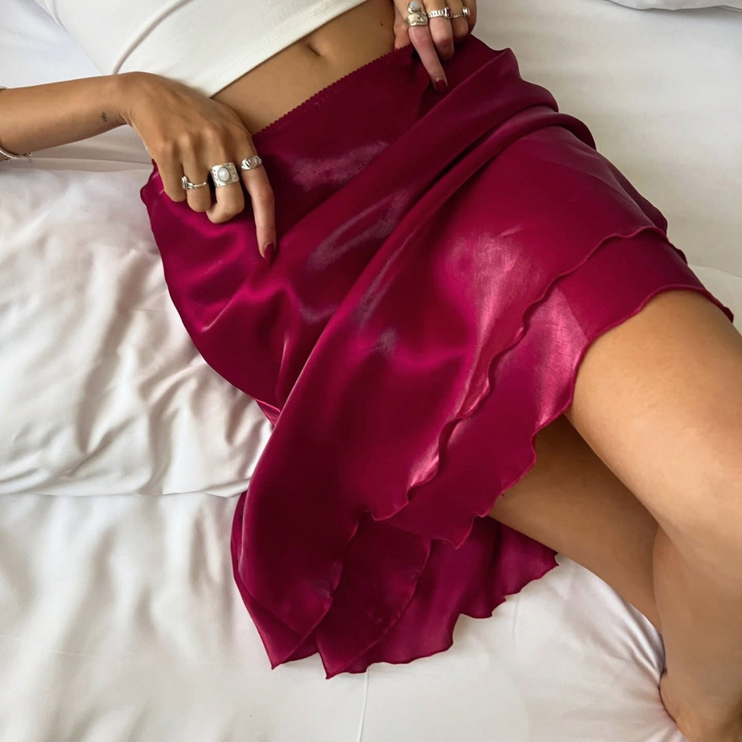 Elegant rødt midi-skjørt med volangdetaljer. Stilrent dameskjørt for fest eller hverdag.