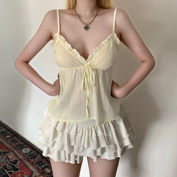 Lett og komfortabel dametopp med volangdetaljer, perfekt for en feminin sommerlook.