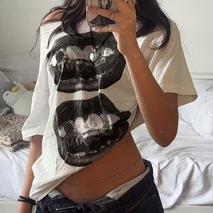 Hvit oversized dame t-skjorte med kult grafisk trykk, perfekt for casual vår- og sommerstil.