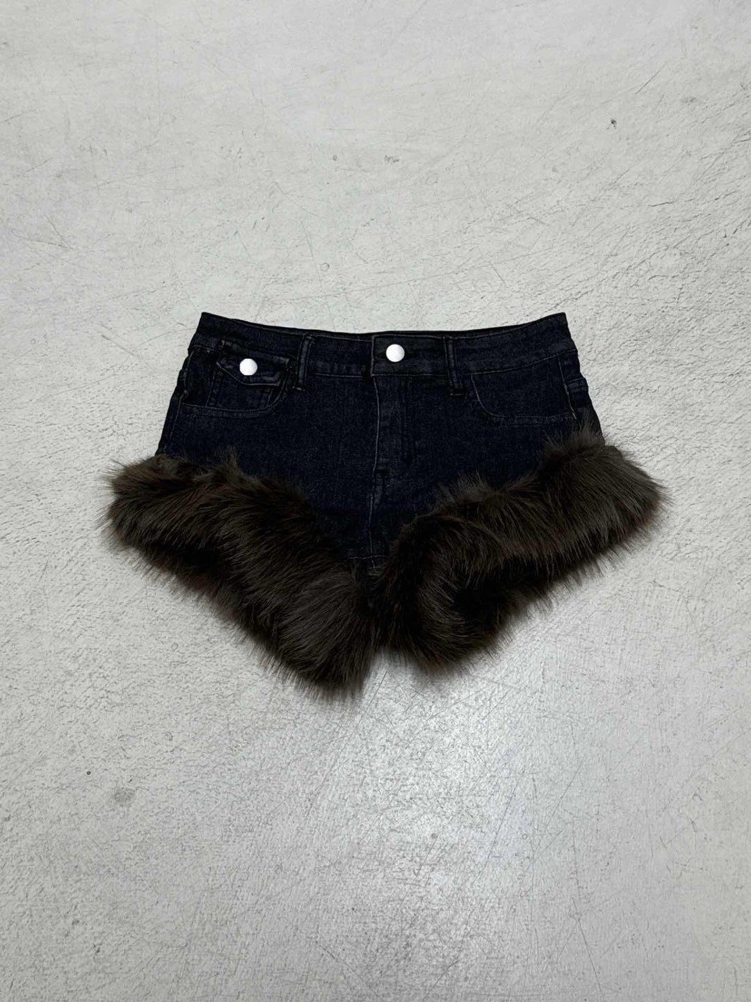 Stilige shorts for kvinner, elegante jeansshorts i denim med unik kantdekor, ideelle for sommer.