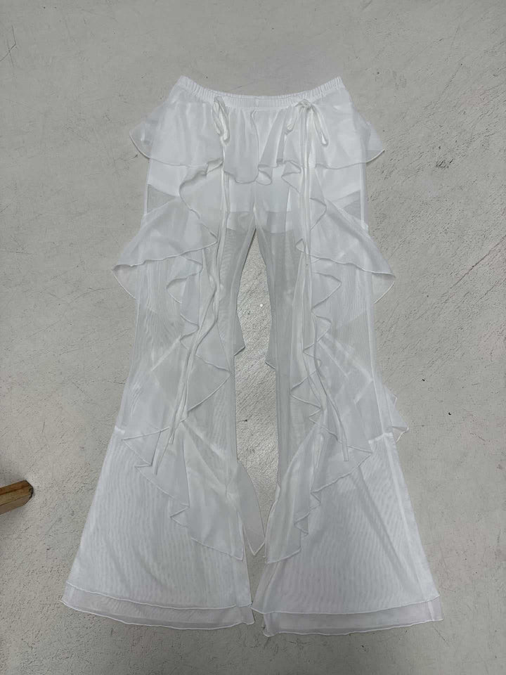 Komfortable sommerbukser: hvite rysjebukser for dame med elastisk midje og flytende design.