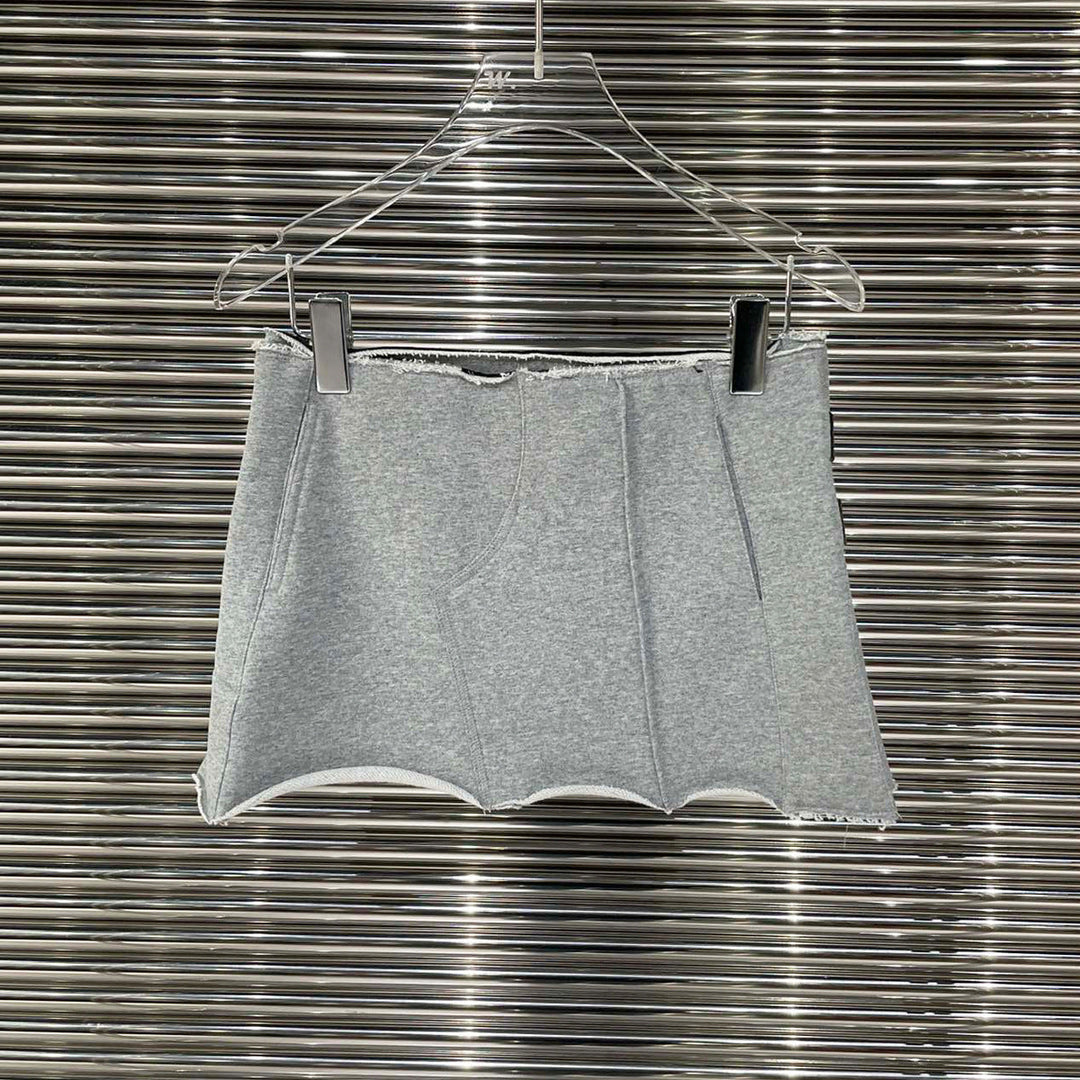 Nært bilde av et komfortabelt dame skjørt med A-linje snitt. Sporty og elegant for daglig bruk eller aktivitet.