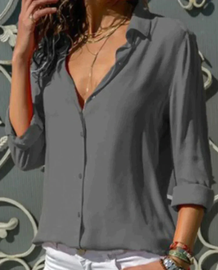 Delikat og feminin bluse i lett kvalitet, ideell for en elegant og moteriktig vår- eller sommerlook.