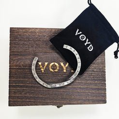 Allsidig unisex Mobius armbånd i stål, et robust vikingsmykke med nordisk arv, ideelt som gave.