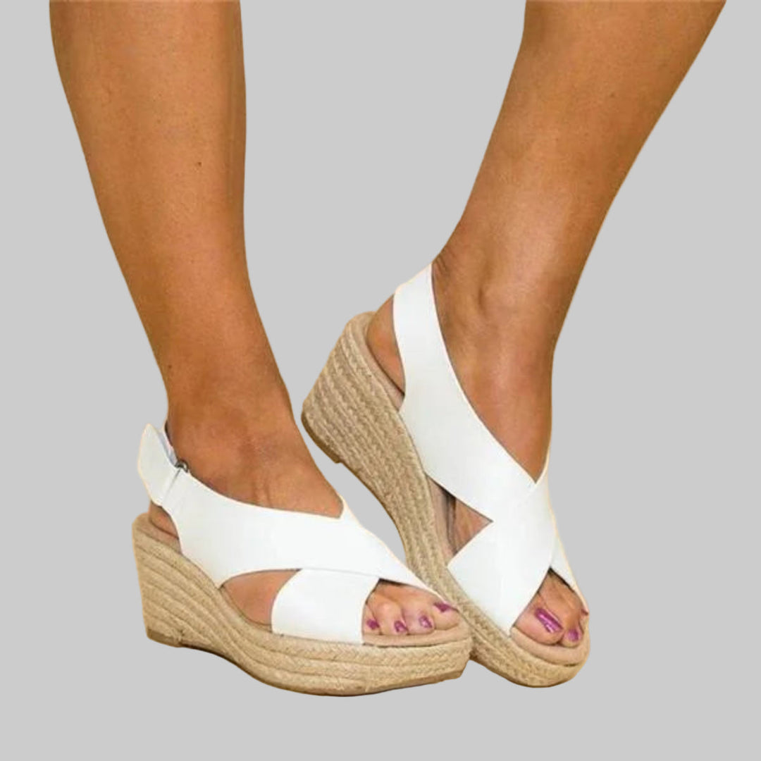 Hvite espadriller med kilehæl for kvinner. Komfortable sommersko med åpen tå, perfekt for fritid og elegance.