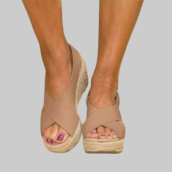 Stilige espadriller for kvinner med kilehæl og ankelstropp, perfekt for strand eller fritid om sommeren.