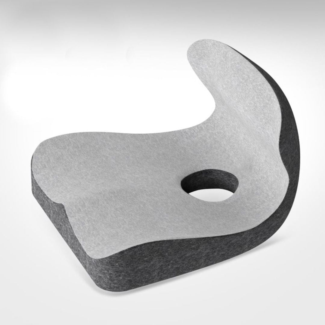L-formet ergonomisk ryggpute i memory foam som tilpasser seg, ideell for lange dager i arbeidsstol.