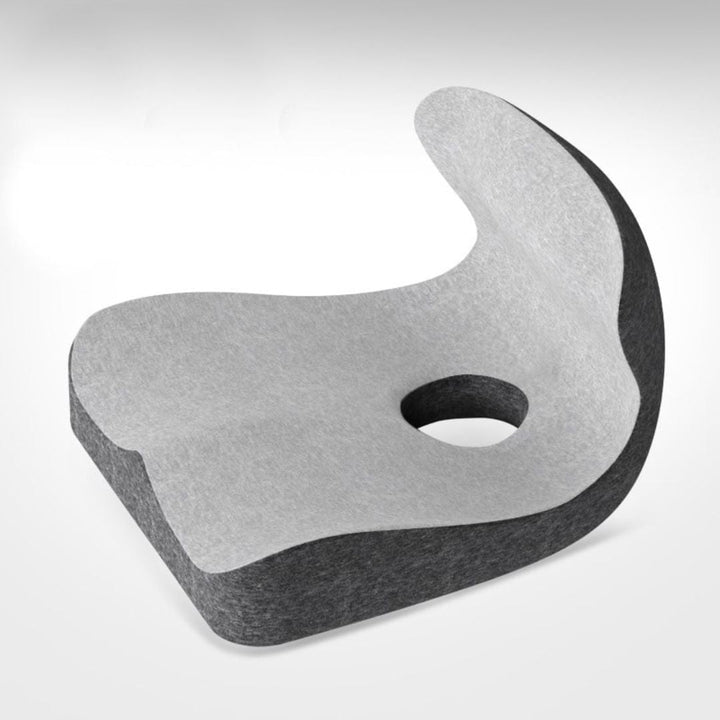 L-formet ergonomisk ryggpute i memory foam som tilpasser seg, ideell for lange dager i arbeidsstol.