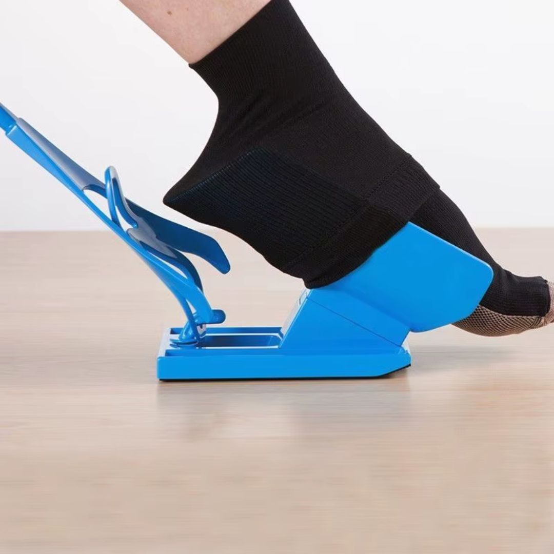 Slitesterk plast strømpepåtrekker med ergonomisk langt håndtak for enkel påkledning. Ideell for daglig bruk og mobilitetshjelp.