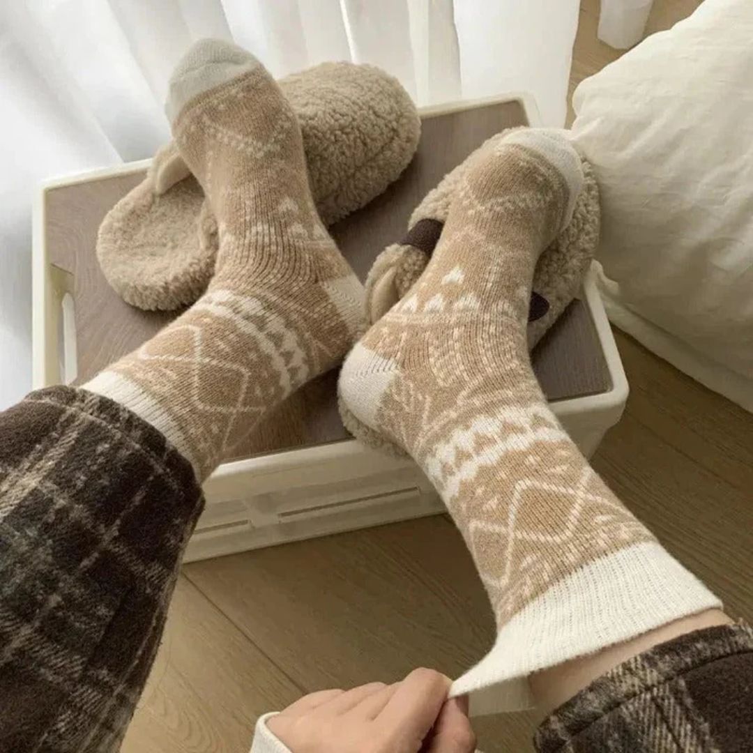 Detalj av den fluffy teksturen på de varme unisex vintersokkene. Myke og behagelige.