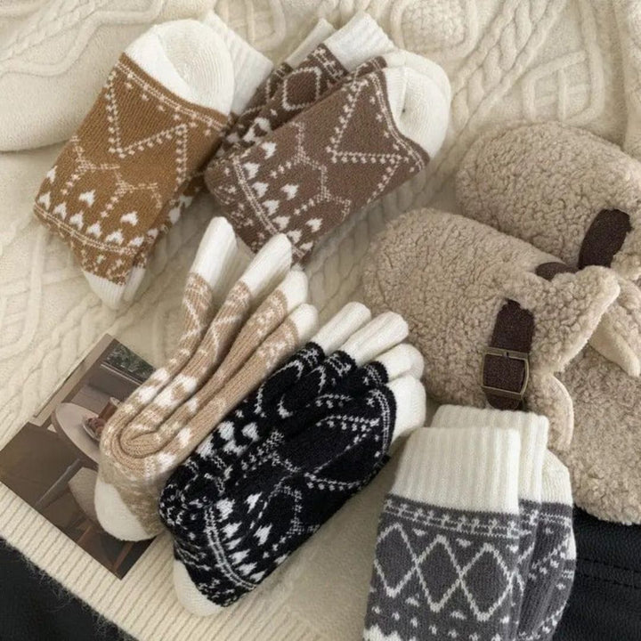 Enkelt par fluffy vintersokker. Myke, varme og behagelige unisex strømper.