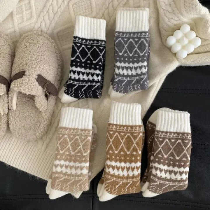 Samling av fem par varme, myke og fluffy vinterstrømper for dame og herre.