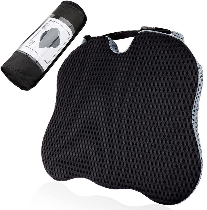 Person som sitter komfortabelt i bilsete med ergonomisk memory foam ryggstøttepute for bedre holdning.