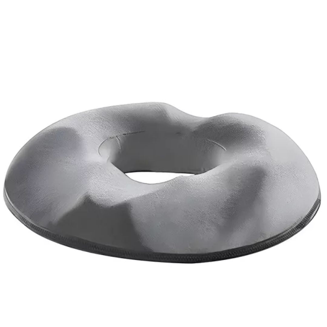 Donutformet avlastningspute i memory foam, gir trykkfri komfort og støtte for haleben og bekken.