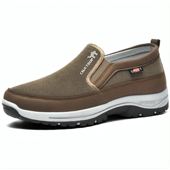 Detaljert bilde av teksturen på ortopediske herre komfortsko, designet for brede føtter med slip-on funksjon.