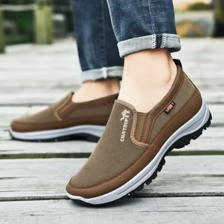 Allsidige ortopediske slip-on sko for menn, komfortable for hverdag, arbeid og tur, med støtte for brede føtter.