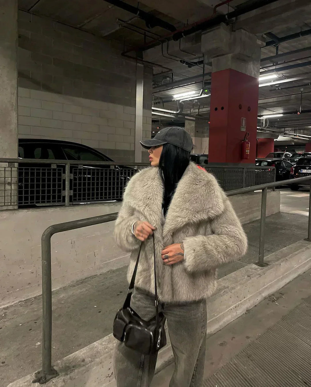 Elegant dame fuskepelsjakke i myk kvalitet, perfekt som varmt og stilfullt ytterplagg for vinteren.