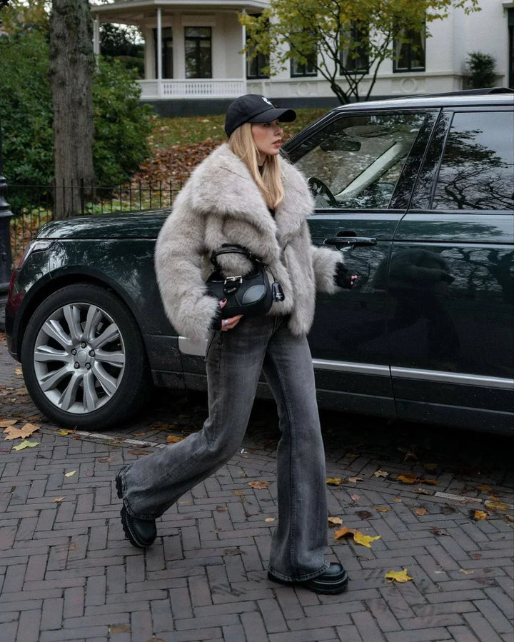Stilig dame fuskepelsjakke som kombinerer varme, komfort og tidløs eleganse for vinterbruk.