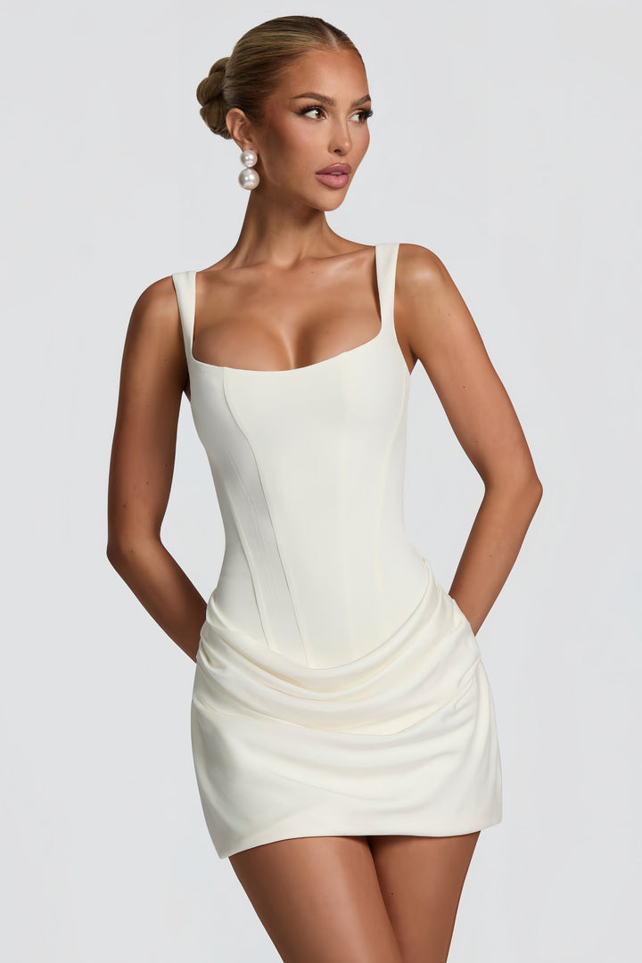 Rynket hvit bodycon minikjole, en elegant damekjole til fest. Figurnær passform for en spesiell kveld.