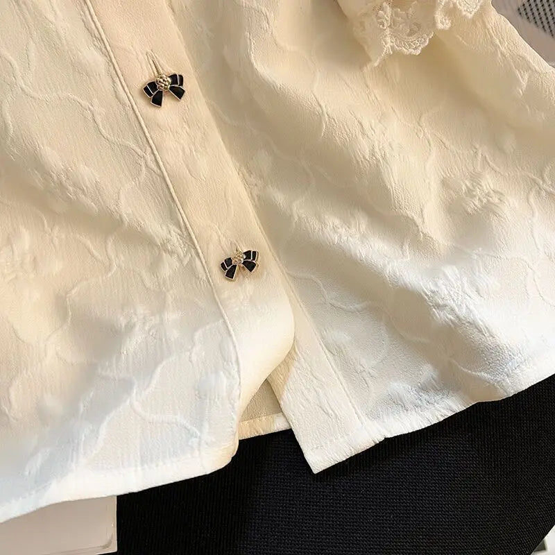 Stilfull aprikos bluse til dame med klassisk Peter Pan-krage og trendy puffermer.