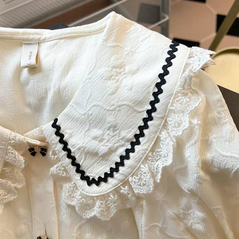 Feminin aprikos Peter Pan bluse for dame med stilige puffermer. Ideell sommerbluse i fransk stil.