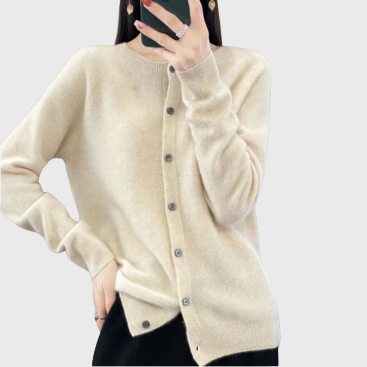 Komfortabel og elegant damecardigan med knapper, perfekt for lagvis kledning.