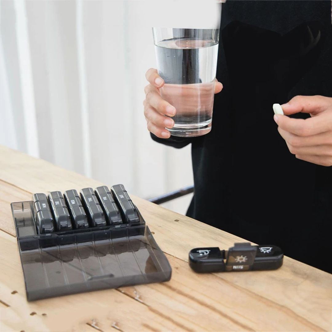 Reisevennlig tablettbeholder for 7 dager, perfekt for å holde oversikt over medisiner.