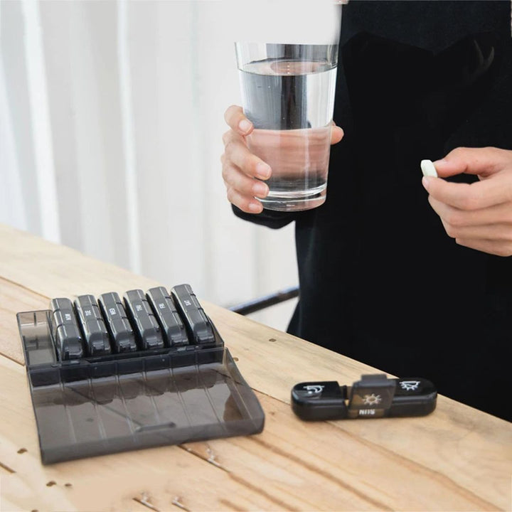 Reisevennlig tablettbeholder for 7 dager, perfekt for å holde oversikt over medisiner.