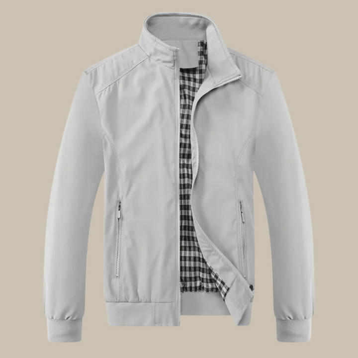 Modern menns sommerjakke, vindbeskyttende og lett, egnet som stilfull hverdagsjakke i polyester.