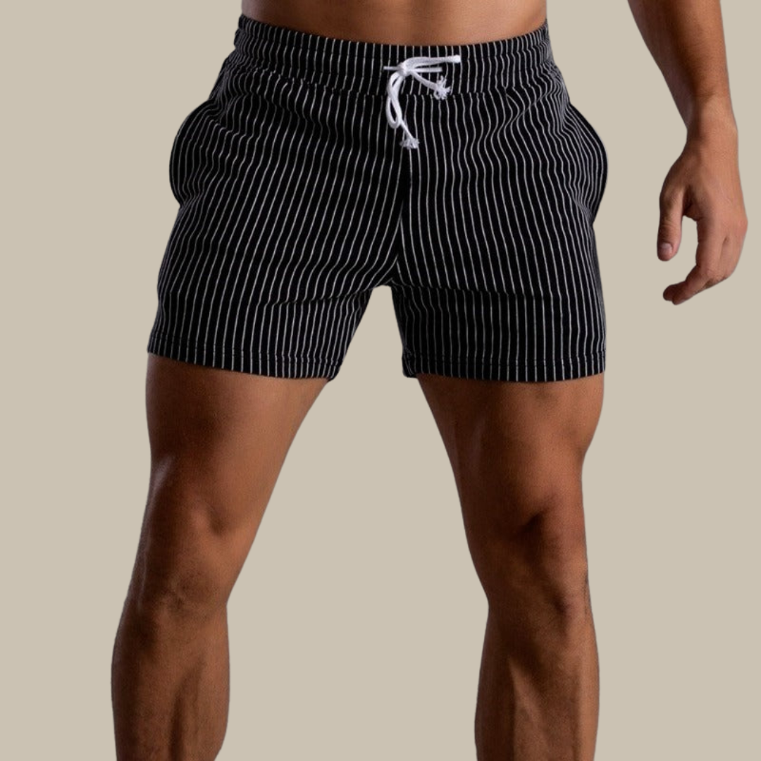 Nærbilde av sidelommen på blå slimfit sommerstrandshorts for menn.