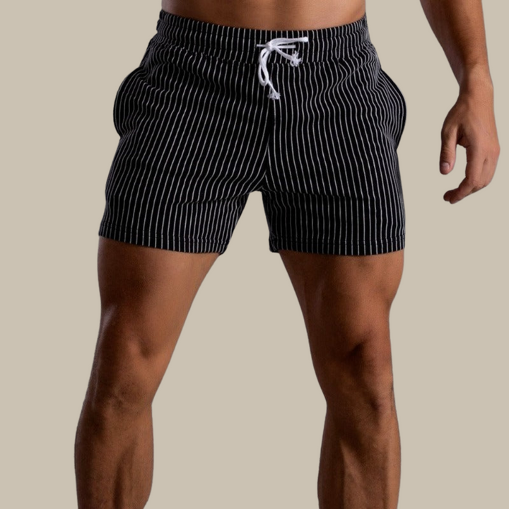 Nærbilde av sidelommen på blå slimfit sommerstrandshorts for menn.